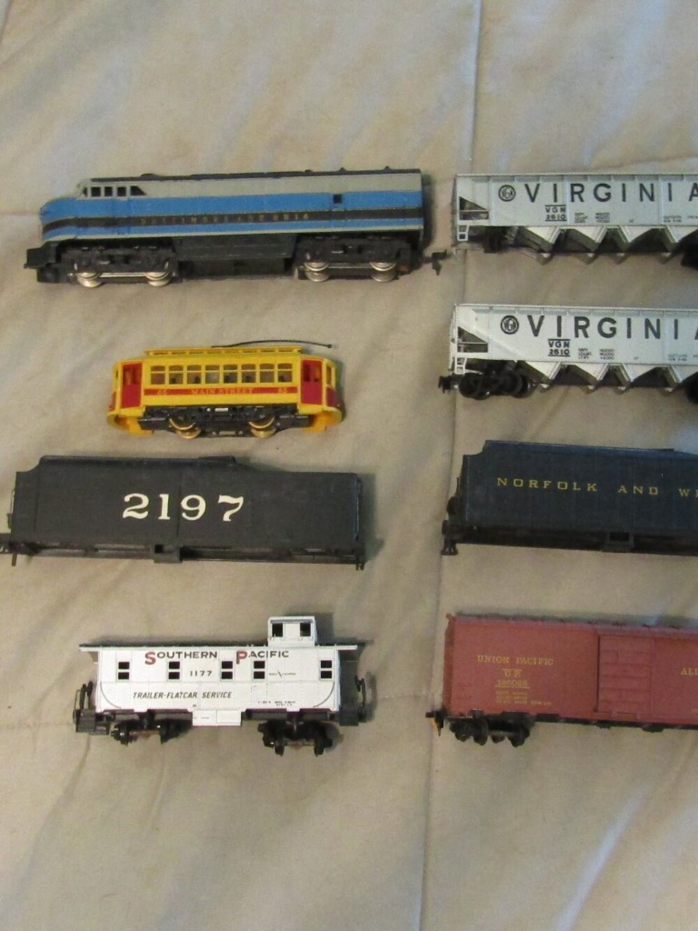 Lot 9 vintage HO Train Cars 2 Engines/ Trolly Car/Coal Cars/ Virginian Cars++